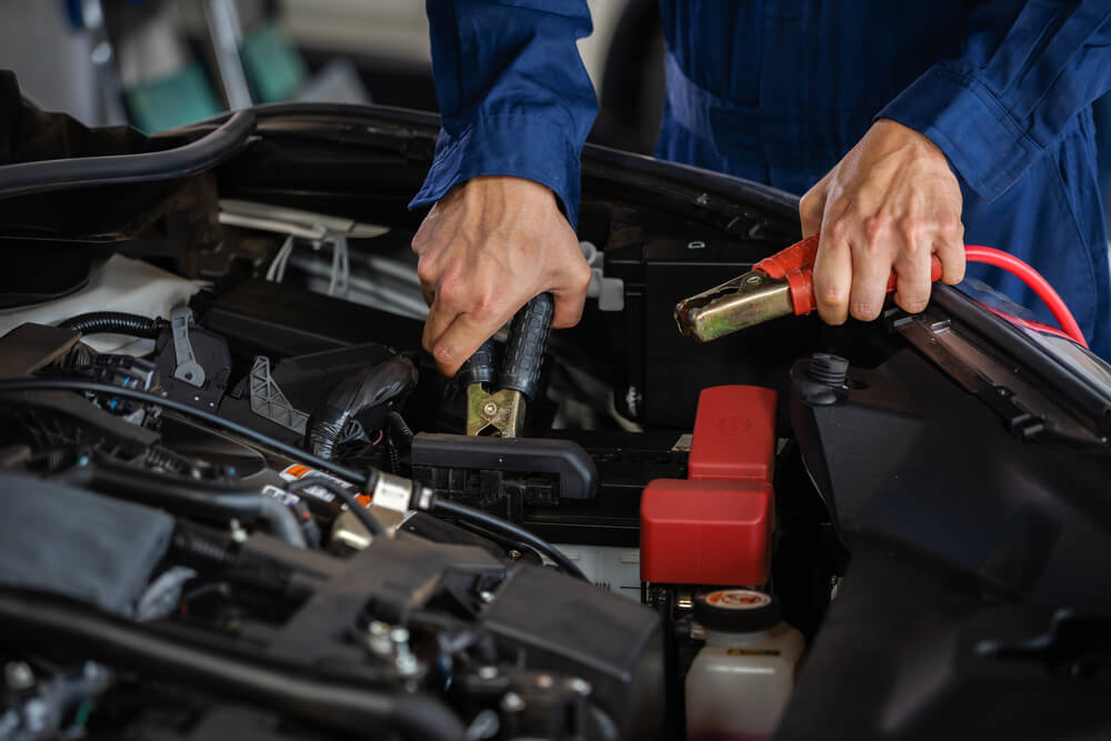 Mitos atau Fakta, Apa Bisa Aki Mobil Meledak? - SEVA