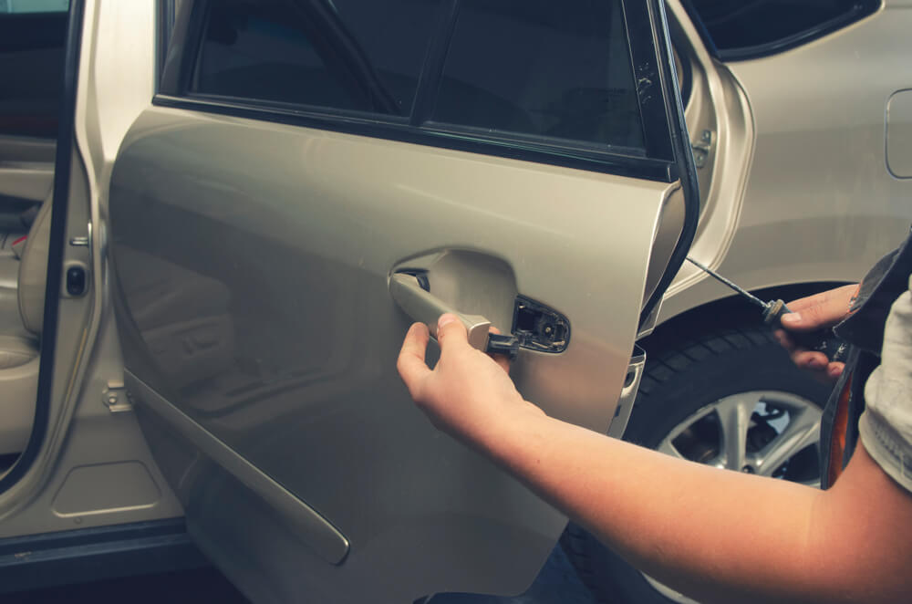 pintu mobil terkunci