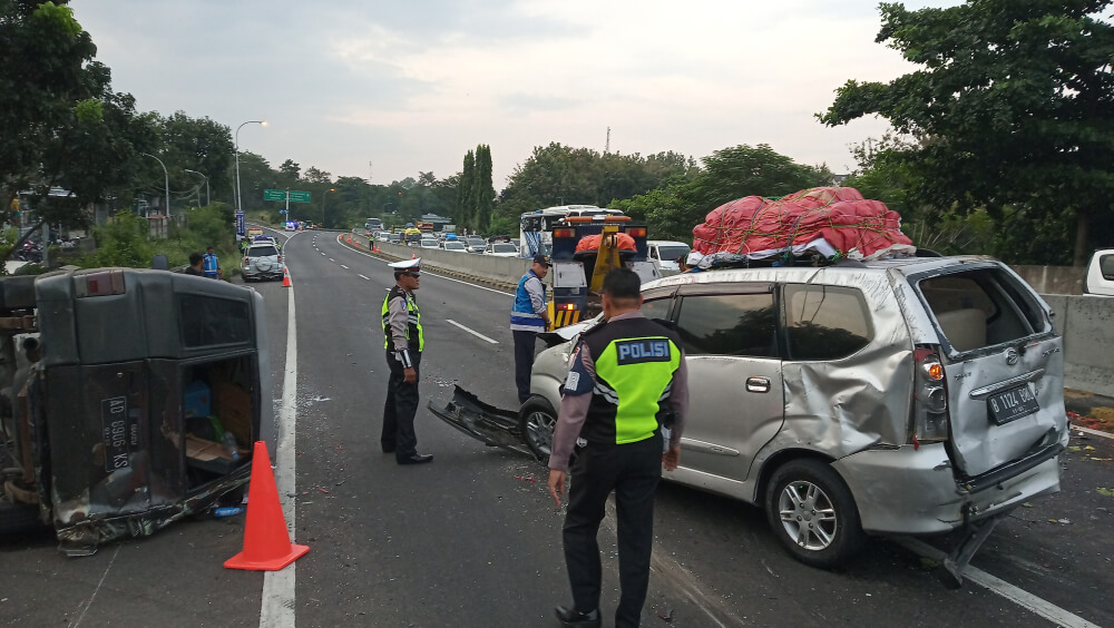 Pelajaran Dari Kecelakaan Maut Mobil Tabrak Truk Di Bahu Jalan